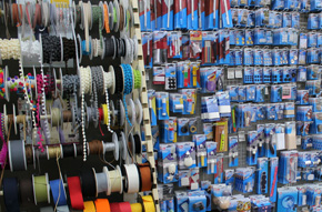Fils, boutons, rubans, aiguilles, galons, dentelle de Calais, élastique, toiles à broder, fermetures à glissière... Fils, boutons, rubans, aiguilles, galons, dentelle de Calais, élastique, toiles à broder, fermetures à glissière...
