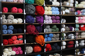 Laines et fils à tricoter. Choix d'aiguilles à tricoter, crochets... Laines et fils à tricoter. Choix d'aiguilles à tricoter, crochets...