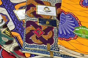 Le wax hollandais, textile de coton, cire colorée sur les deux côtés Le wax hollandais, textile de coton, cire colorée sur les deux côtés
